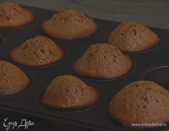 Небольшие формочки для выпечки смазать сливочным маслом, наполнить тестом и отправить в разогретую духовку 20–25 минут.