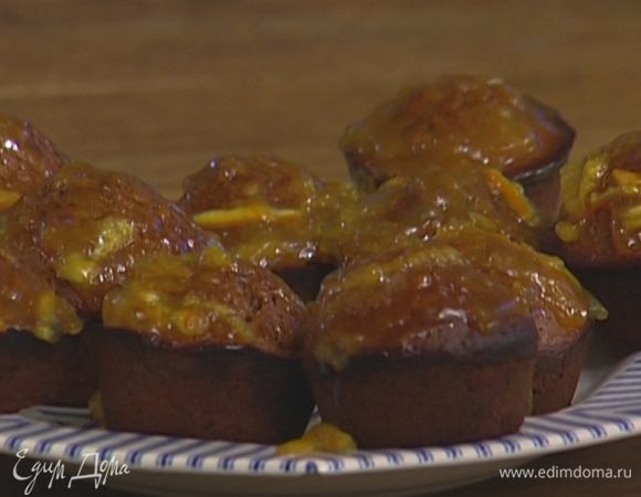 Апельсиновое варенье подогреть вместе с ликером и пропитать горячие булочки. 