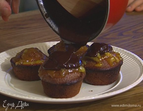 Оставшийся шоколад растопить в маленькой кастрюле вместе с 40 г сливочного масла и 2 ст. ложками теплой водой и, когда булочки слегка остынут, полить их получившейся глазурью. 
 
