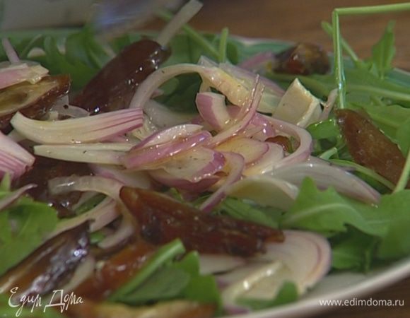 Выложить на блюдо руколу, сверху финики с луком вместе с маринадом и присыпать все зеленым луком.
