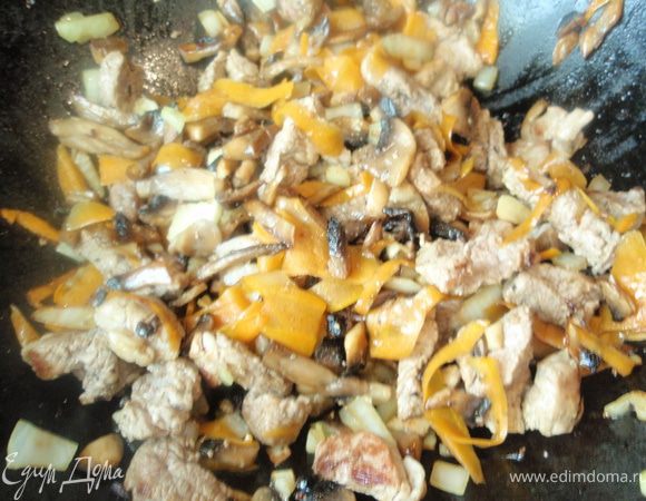 Нарежьте шампиньоны достаточно мелко и обжарьте на сухой сковороде. Затем добавьте масло и подрумяньте грибы. Мясо нарежьте небольшими кусочками и отправьте к грибам. Обжарьте. Нашинкуйте лук, чеснок и морковь. И тоже обжарьте. Если у вас не вырезка, то можно потушить все вместе минут 10, а потом добавить гречку. 