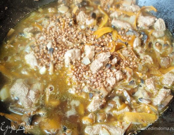 Добавьте гречу, воду, приправы и томите под крышкой на медленном огне 15 минут до готовности гречки. При необходимости добавьте больше воды. За этим надо следить.