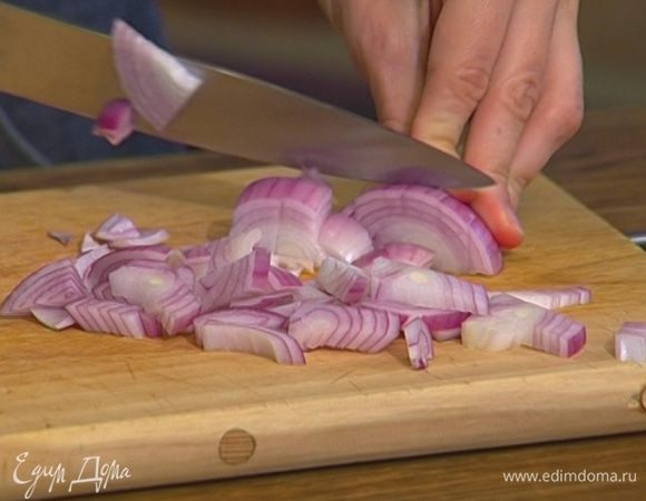 Лук и чеснок почистить и мелко нарезать.