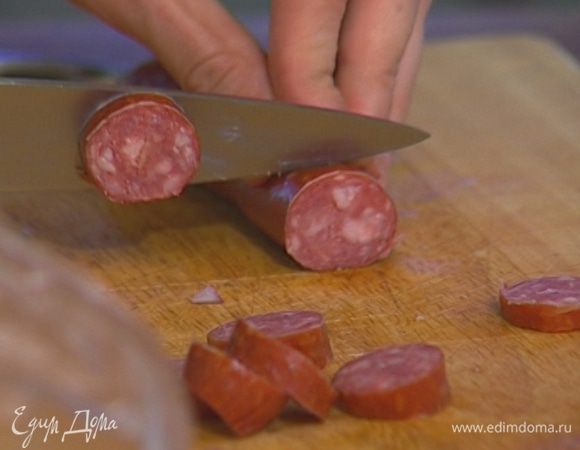 Колбаски порезать кружками.