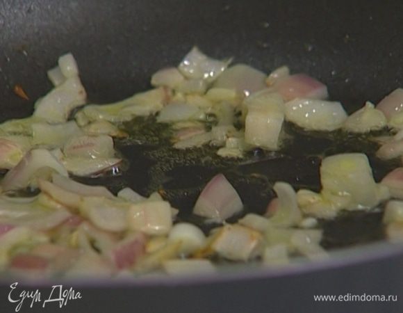 Разогреть в сковороде 1 ст. ложку оливкового масла и слегка обжарить лук и чеснок.