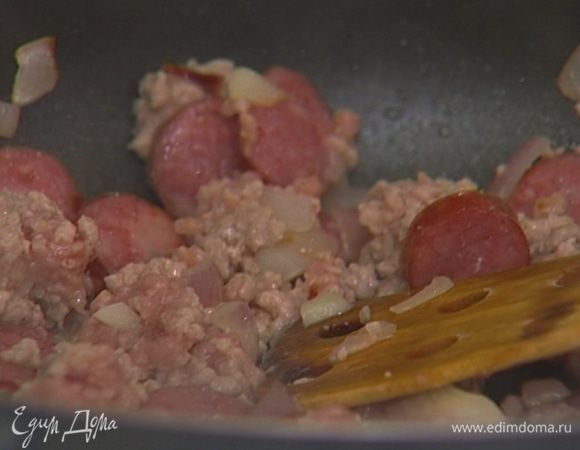 Выложить в сковороду с луком колбаски и фарш, посолить, поперчить и обжарить фарш до полуготовности.