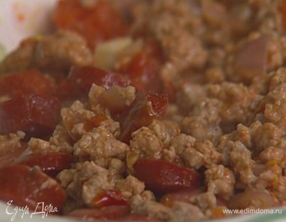 Добавить половину банки томатов, перемешать и снять с огня.