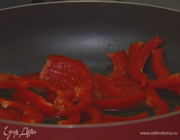 Разогреть в сковороде 1 ст. ложку оливкового масла и поджарить перец, чтобы он стал мягким.