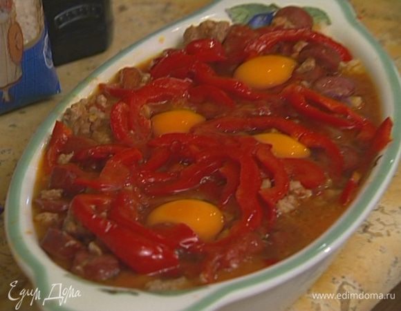 Сделать в фарше небольшие углубления, разбить в них яйца.