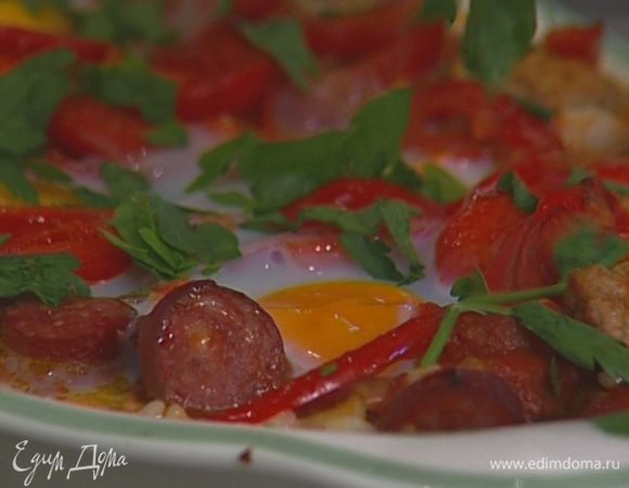 Кинзу мелко порубить и присыпать готовое блюдо