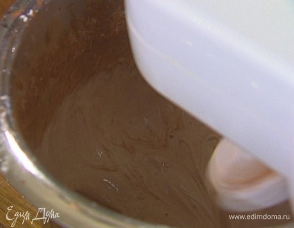 Белки соединить со щепоткой соли, лимонным соком, 220 г сахарной пудры и 2 ст. ложками какао, все взбить. 