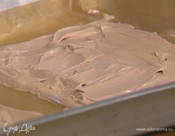 Белковую массу равномерно распределить на каждом листе. Выпекать меренги в разогретой духовке 40 минут, затем остудить и снять с бумаги.