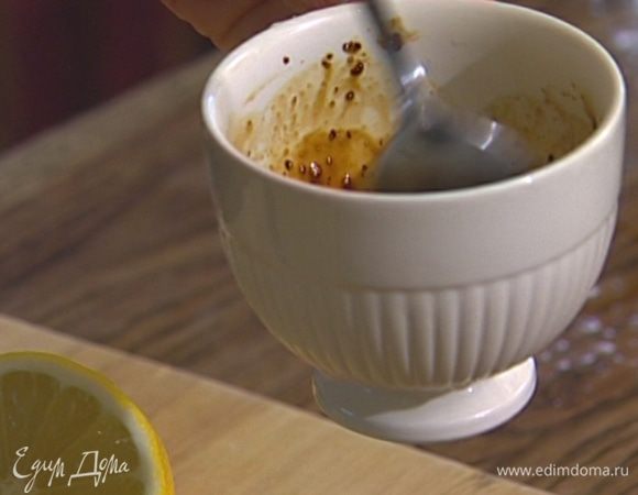 Приготовить крем: растворимый кофе залить 2 ст. ложками горячей воды и размешать.