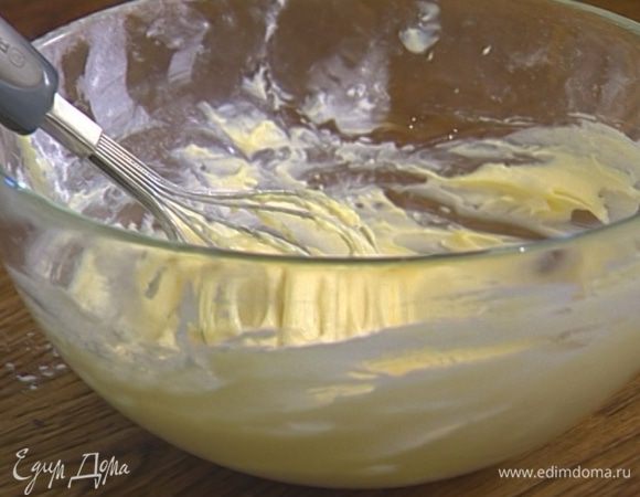 Взбить 100 г предварительно размягченного сливочного масла со 100 г сахарной пудры. 