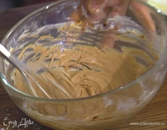 Влить растворившийся кофе и все вымешать. 