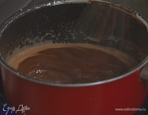 Приготовить глазурь: шоколад растопить вместе со сливками, затем слегка остудить.