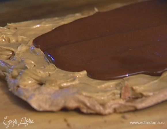 Остывшую меренгу смазать кофейным кремом, затем полить шоколадной глазурью и накрыть второй меренгой. 