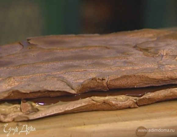 Присыпать торт оставшимся какао и сахарной пудрой и поставить на час в холодильник.