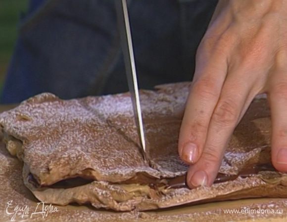 Охлажденный торт нарезать на небольшие квадратики и подавать. 