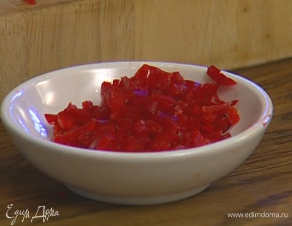 Перец чили, удалив семена, мелко порубить.