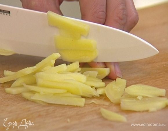 Имбирь почистить и нарезать длинными полосками .