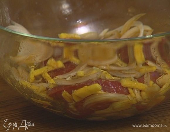 Говядину отправить в маринад и оставить на полчаса.