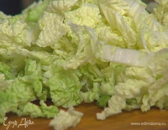 Китайскую капусту тонко нарезать.