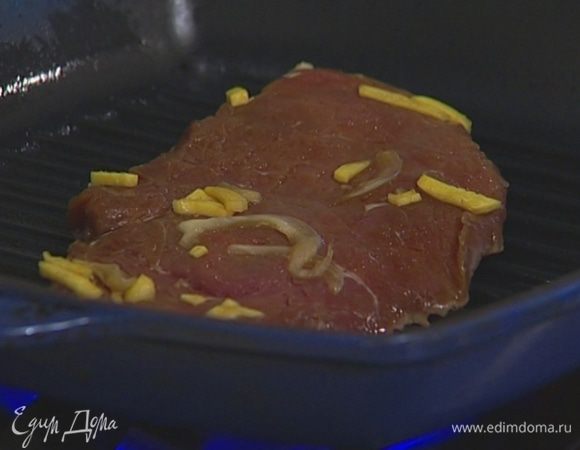 Вынуть стейк из маринада и обжаривать на сковороде-гриль по 5–6 минут с каждой стороны.