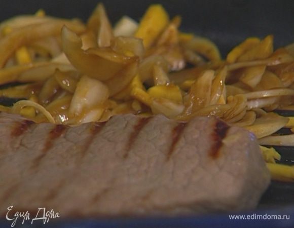 Выложить в сковороду к мясу весь маринад, добавить капусту и, помешивая, тушить 2–3 минуты. Готовый стейк нарезать.