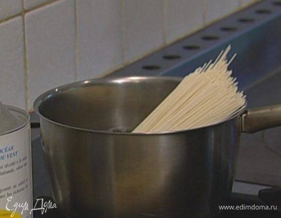 Рисовую вермишель отварить согласно инструкции на упаковке, воду слить.