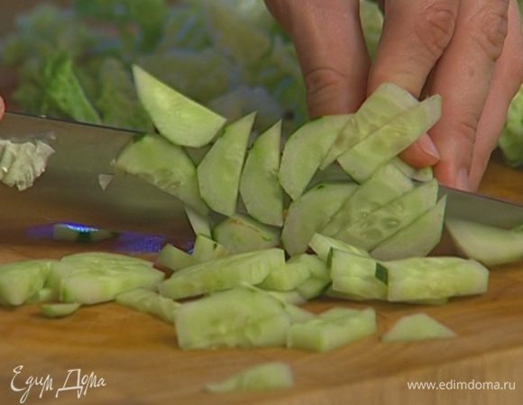 Огурцы нарезать соломкой.
