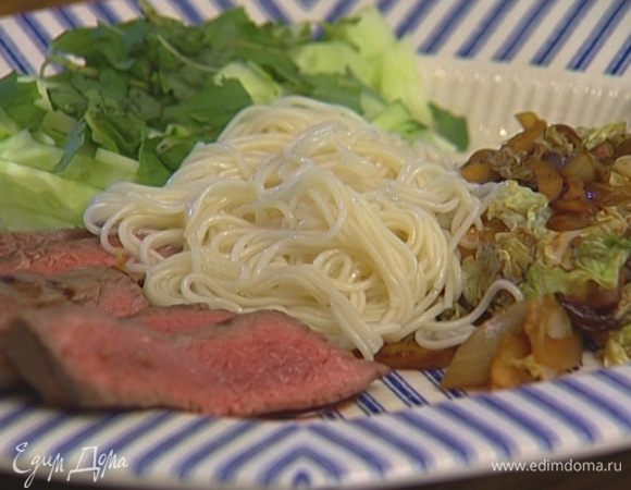 Выложить на тарелки вермишель, огурцы, присыпанные мятой, китайскую капусту и нарезанный стейк, присыпать все кунжутным семенем и арахисом.