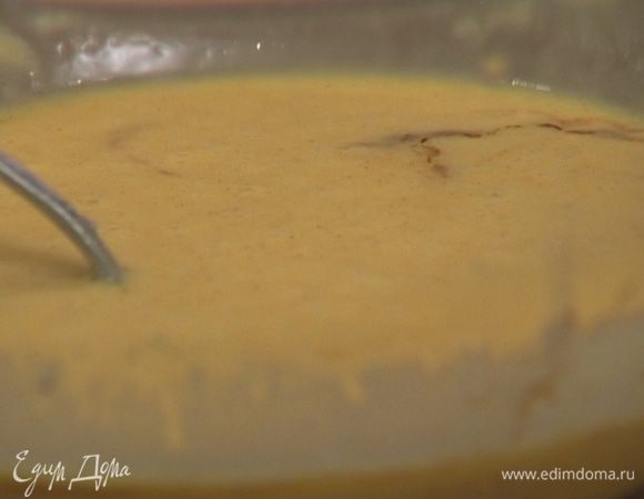 В молоко добавить 75 г сахара, муку, яйца, арахисовое масло, 1/2 ч. ложки корицы и щепотку соли. Вымешать тесто и оставить на 10–15 минут.