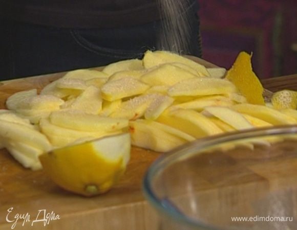 Яблоки очистить от кожуры, удалить сердцевину с семечками и нарезать тонкими дольками. Сбрызнуть соком лимона. 
