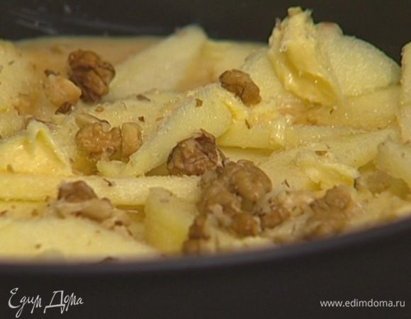 Присыпать яблоки грецкими орехами, оставшимися сахаром и корицей.