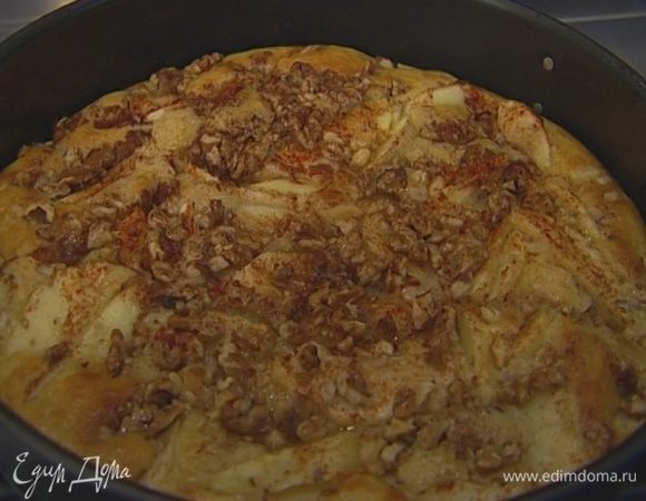 Выпекать пирог в разогретой духовке 30–40 минут. 