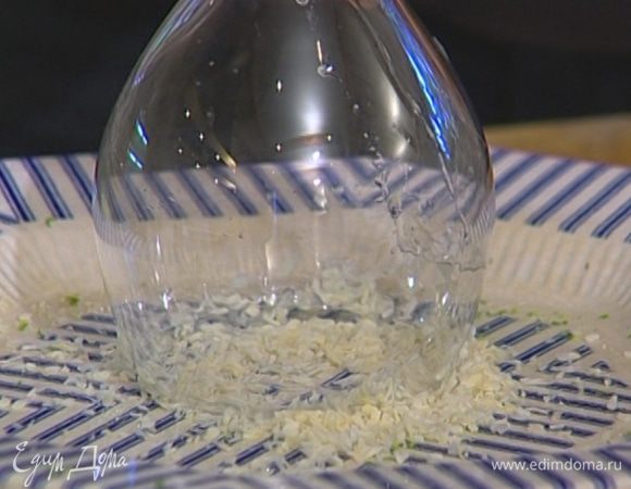 Оставшийся сахар развести в небольшом количестве воды. Смазать получившимся сиропом края бокалов, обмакнуть их в кокосовую стружку.