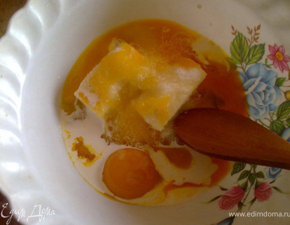 Начнем с теста. Масло растираем с сахаром, яйцом, ванилином, желтками. 