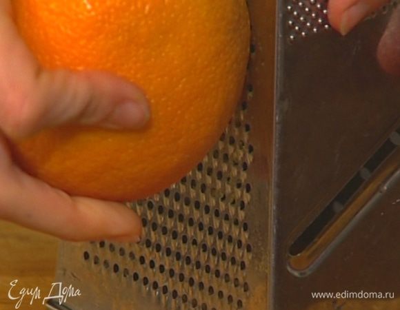 Цедру апельсина и лимона натереть на мелкой терке, из целого апельсина и половинки лимона выжать сок.