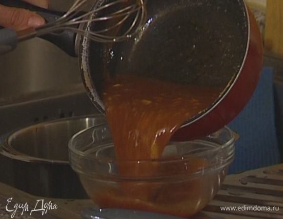 Приготовить соус: цедру и сок апельсина и лимона поместить в небольшую кастрюлю, поставить на огонь, добавить протертую смородину и немного прогреть. Влить портвейн, перемешать и готовить на маленьком огне, пока соус не загустеет и не уварится примерно наполовину, затем снять с огня и перемешать с горчицей.