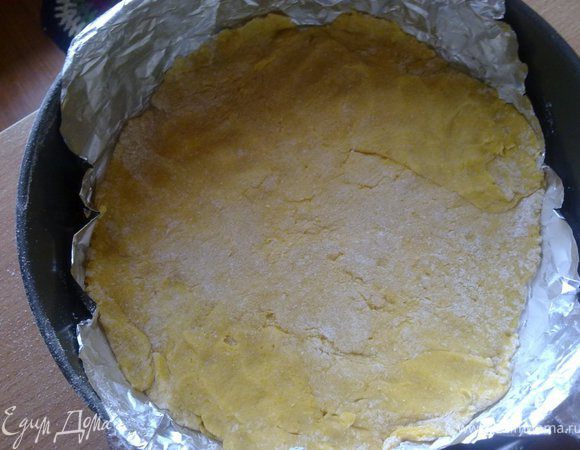 Просеиваем муку вместе с разрыхлителем, добавляем молоко и замешиваем мягкое тесто. Делим на 2 части. 1 из них распределяем по разъемной форме. Выпекаем 15 мин при 180 гр