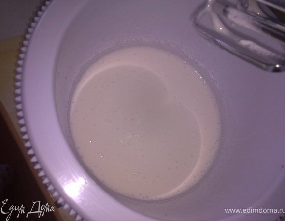 Для меренги взбиваем белки с лимонным соком, всыпая порциями сахар. У меня получилась просто сладкая белая масса, совсем не как для меренги, но было тоже очень вкусно)))