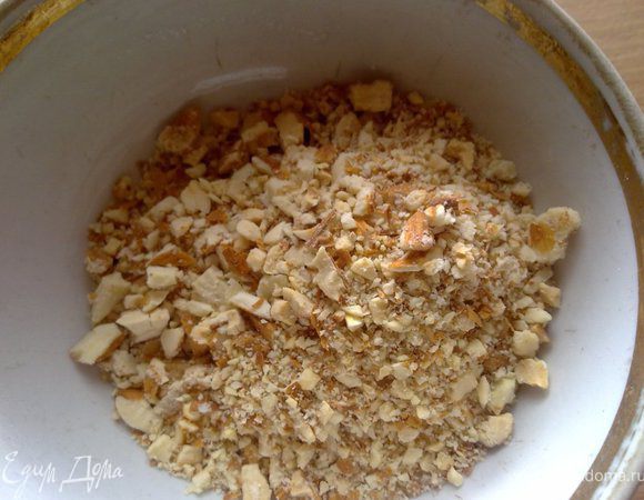 Измельчаем миндаль. Я это делала по методу Юлии Высоцкой - в полотенце и скалкой)))