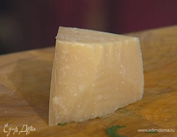 Пармезан натереть на мелкой терке.