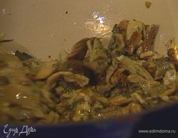 В тяжелой глубокой сковороде разогреть по 1 ст. ложке оливкового и сливочного масла, добавить грибы и чеснок и, помешивая, прогревать все на небольшом огне 3‒5 минут.