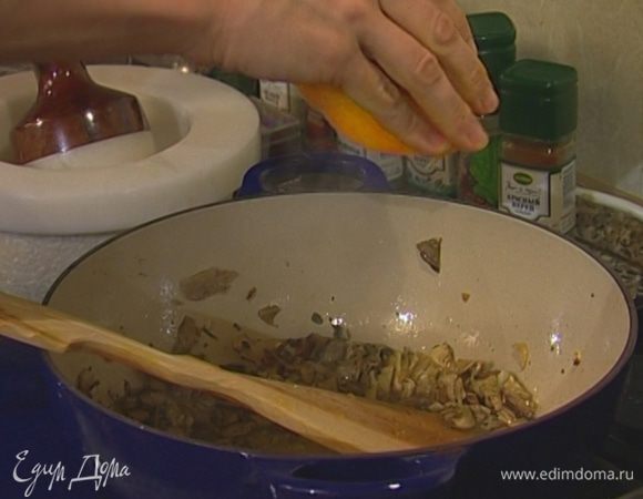 Добавить сок и цедру апельсина с шалфеем и оставить на огне еще на пару минут.