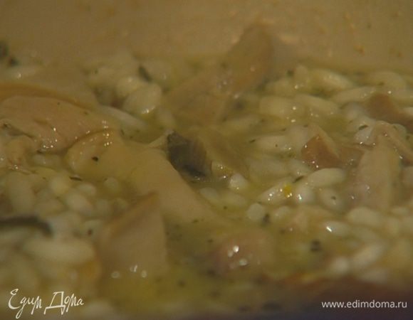 Всыпать рис, перемешать и сделать тостатуру, то есть обжарить рис до прозрачности.