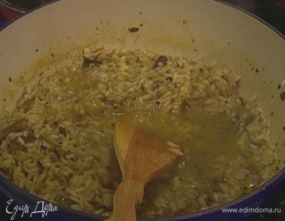 Влить белое вино и дать ему выпариться. Затем, половник за половником, вливать разогретый грибной бульон. Держать на огне, помешивая, 17‒20 минут.