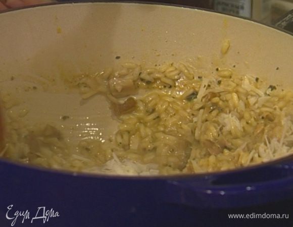 Добавить половину натертого пармезана, 1 ст. ложку сливочного масла и слегка взбить ризотто ложкой снизу вверх, то есть сделать монтекатуру.