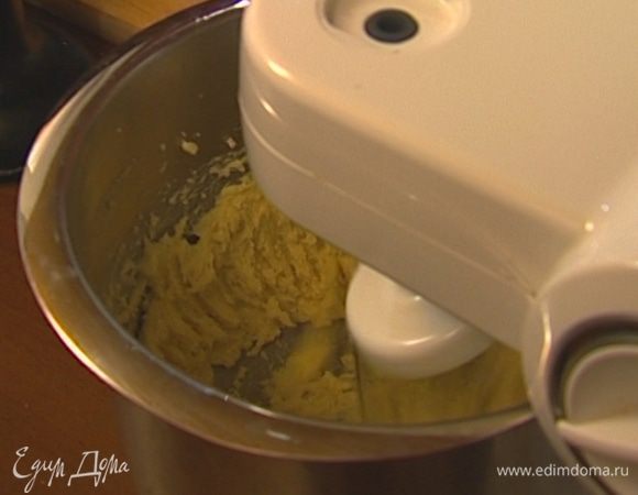 С помощью кухонного комбайна взбить 200 г предварительно размягченного сливочного масла со 170 г сахара. 